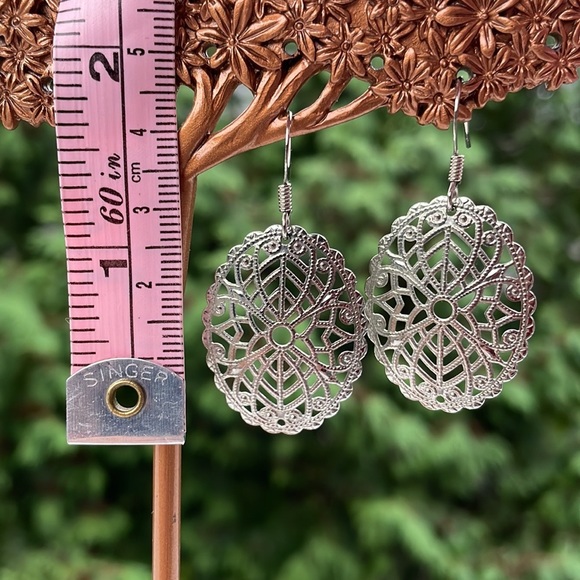 2for$10 Beautiful silver open work dangle Earrings - Picture 4 of 4